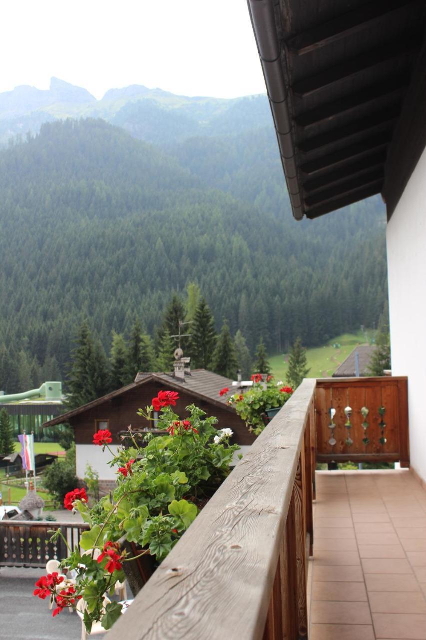 Hotel Garni Hirsch Canazei Exterior foto